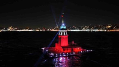 İstanbul yeni yıla görsel bir şölenle girdi. Üsküdar’da bulunan tarihi