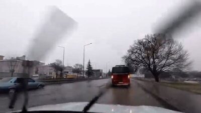 Eskişehir’de etkili olan karla karışık yağmur, çevre yolunun bazı bölümlerini