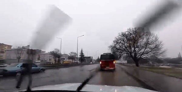 Eskişehir’de etkili olan karla karışık yağmur, çevre yolunun bazı bölümlerini