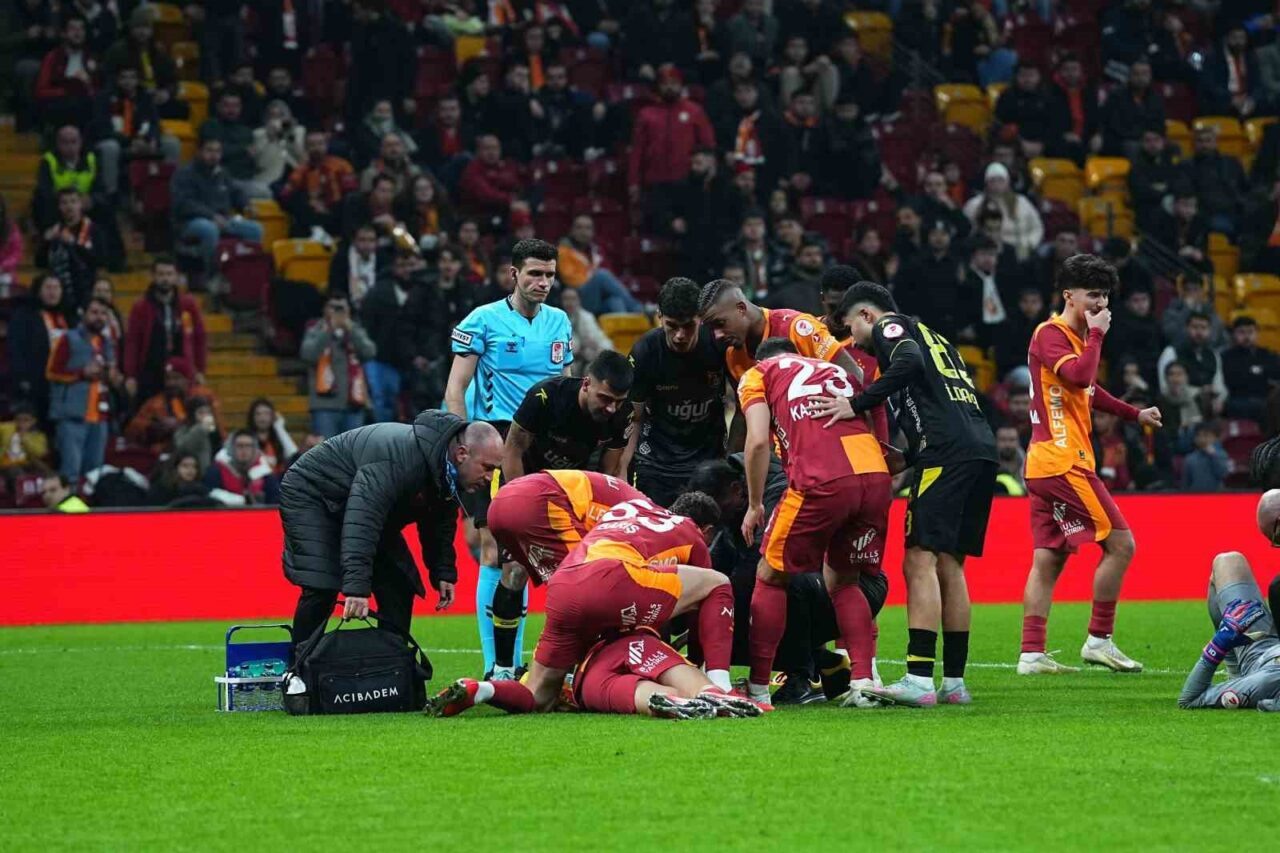 Galatasaray ile İstanbulspor arasında oynanan müsabakada Ahmed Kutucu ile İsa