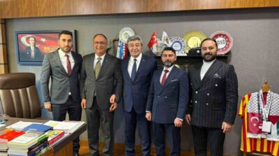 AK Parti Tomarza İlçe Başkanı Turgut Koç teşkilatı ile birlikte