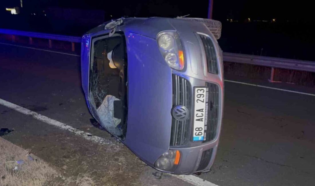 Aksaray’da sürücüsünün direksiyon hakimiyetini kaybettiği otomobil yola devrildi, 2 kişi