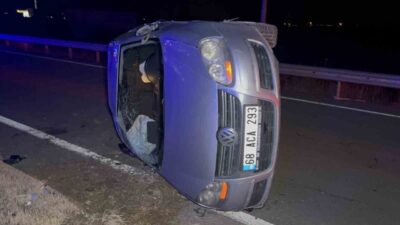 Aksaray’da sürücüsünün direksiyon hakimiyetini kaybettiği otomobil yola devrildi, 2 kişi