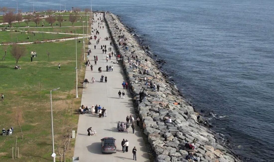 Avcılar’da güneşli havayı fırsat bilen vatandaşlar sahilde güneşin keyfini çıkardı.