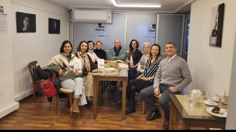 Yakın Yayınevi, yeni kitabı *“Herkesin Bir İZMİR’i Var”*ı okurla buluşturdu.