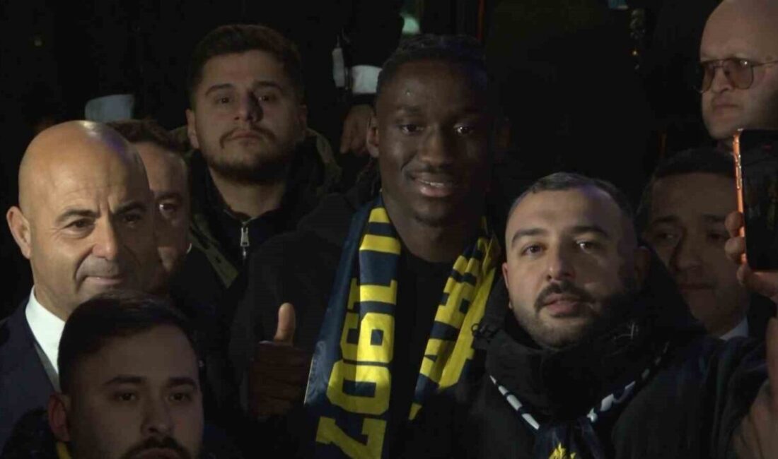 Fenerbahçe’nin transfer görüşmelerinde bulunduğu Fransız futbolcu Sidiki Cherif, İstanbul’a geldi.