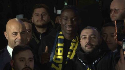Fenerbahçe’nin transfer görüşmelerinde bulunduğu Fransız futbolcu Sidiki Cherif, İstanbul’a geldi.