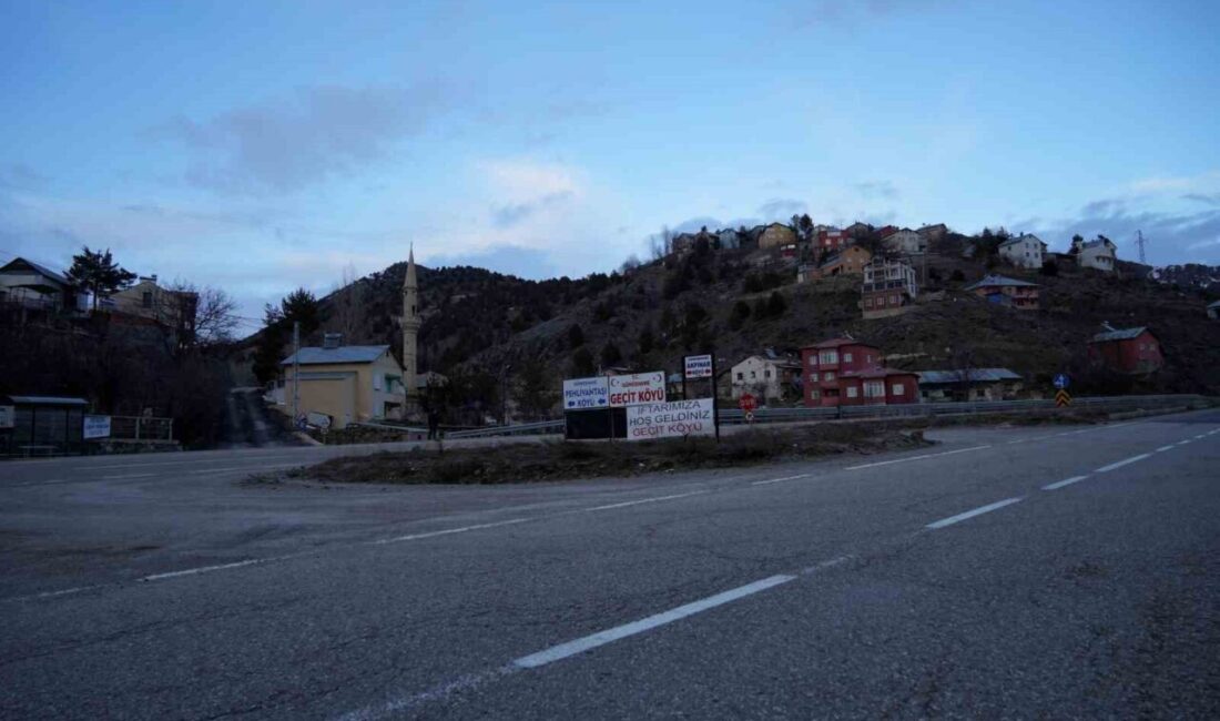 Gümüşhane’nin Geçit Köyü’nde 18 yıldır sürdürülen gelenek kapsamında, ana yol