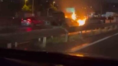 Haliç Köprüsü üzerinde seyir halinde olan otomobilde yangın çıktı. Alevlere