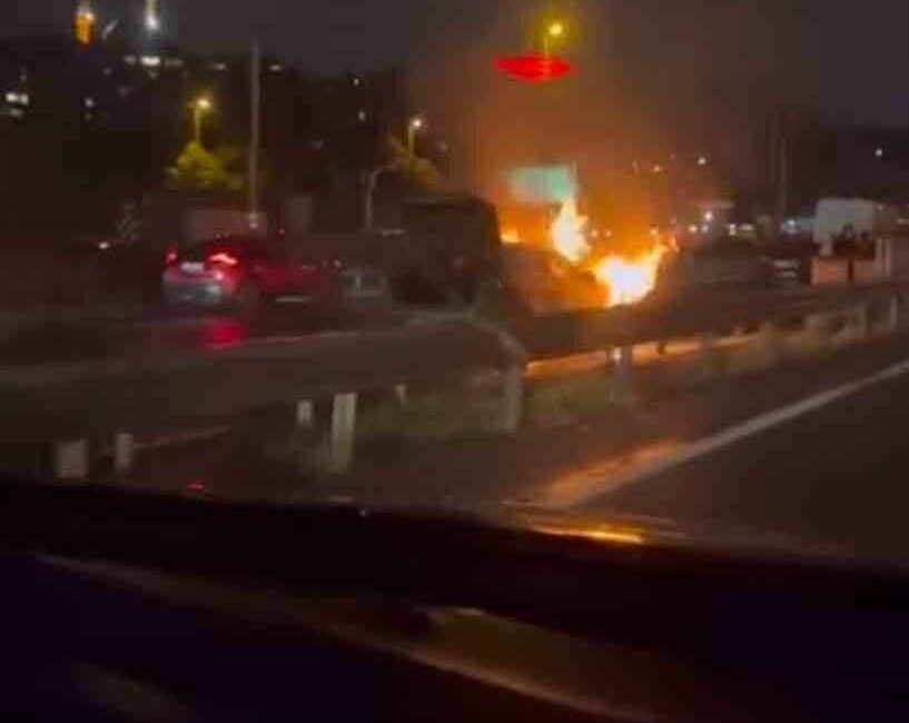 Haliç Köprüsü üzerinde seyir halinde olan otomobilde yangın çıktı. Alevlere