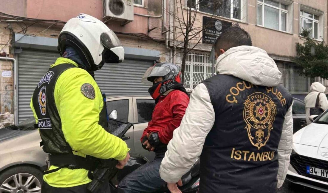 Fatih’teki okul çevrelerinde polis ekiplerince denetim yapıldı. Yarıyıl tatilinin bitmesinin