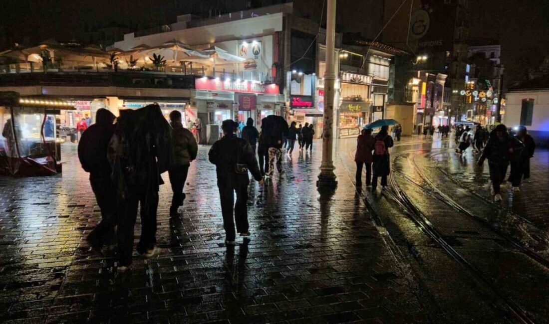 İstanbul’da uyarıların ardından beklenen sağanak yağış etkisini göstermeye başladı. Taksim