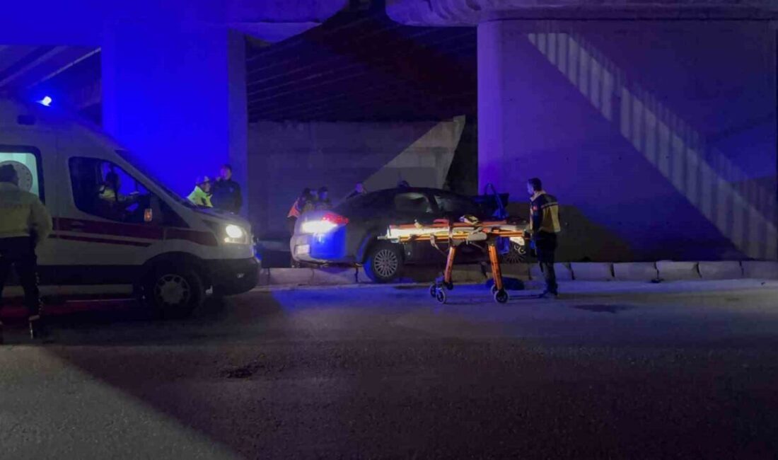 Eskişehir’de kontrolden çıkan otomobil, köprünün beton kolonuna çarptı. Meydana gelen
