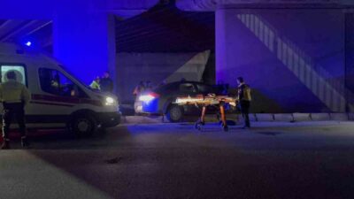 Eskişehir’de kontrolden çıkan otomobil, köprünün beton kolonuna çarptı. Meydana gelen