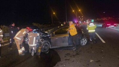 Gebze-Orhangazi-İzmir Otoyolu Orhangazi Kavşağı yakınlarında arızalanan bir otomobile kamyonun çarpmasıyla