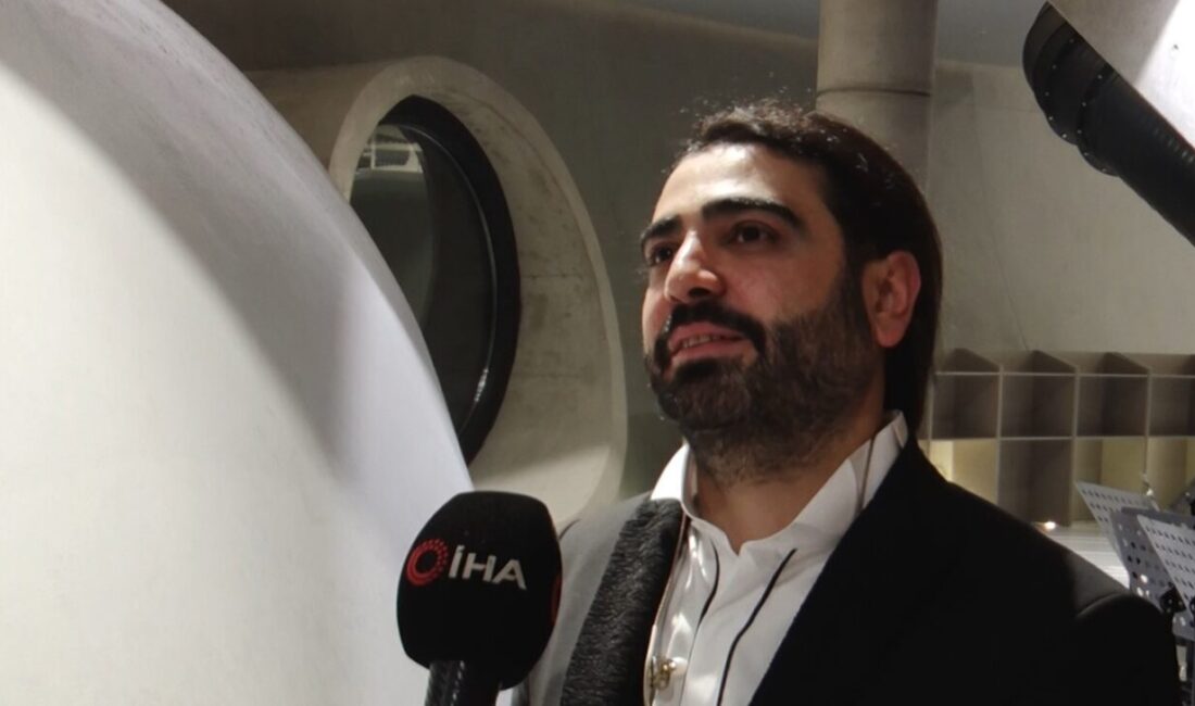 Karadenizli sanatçı Selçuk Balcı, Ankara’da düzenlenen konserde hayranları ile buluştu.