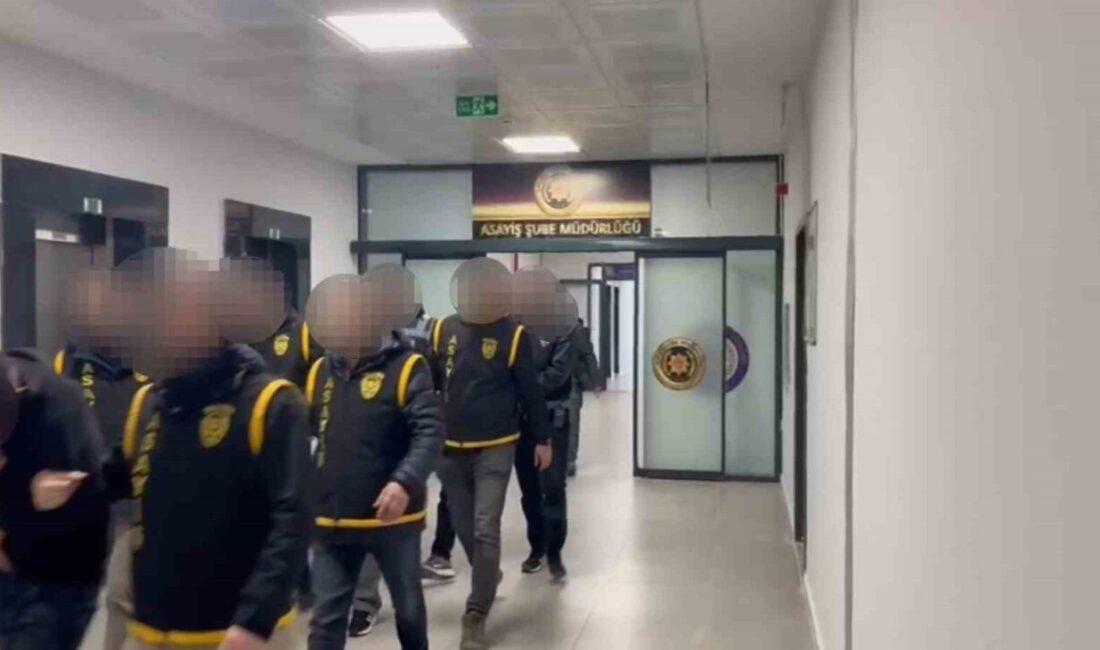 Yalova’da kepenk anahtarlarını kopyalayarak girdikleri kuyumcudan 90 saniyede yaklaşık 1,5