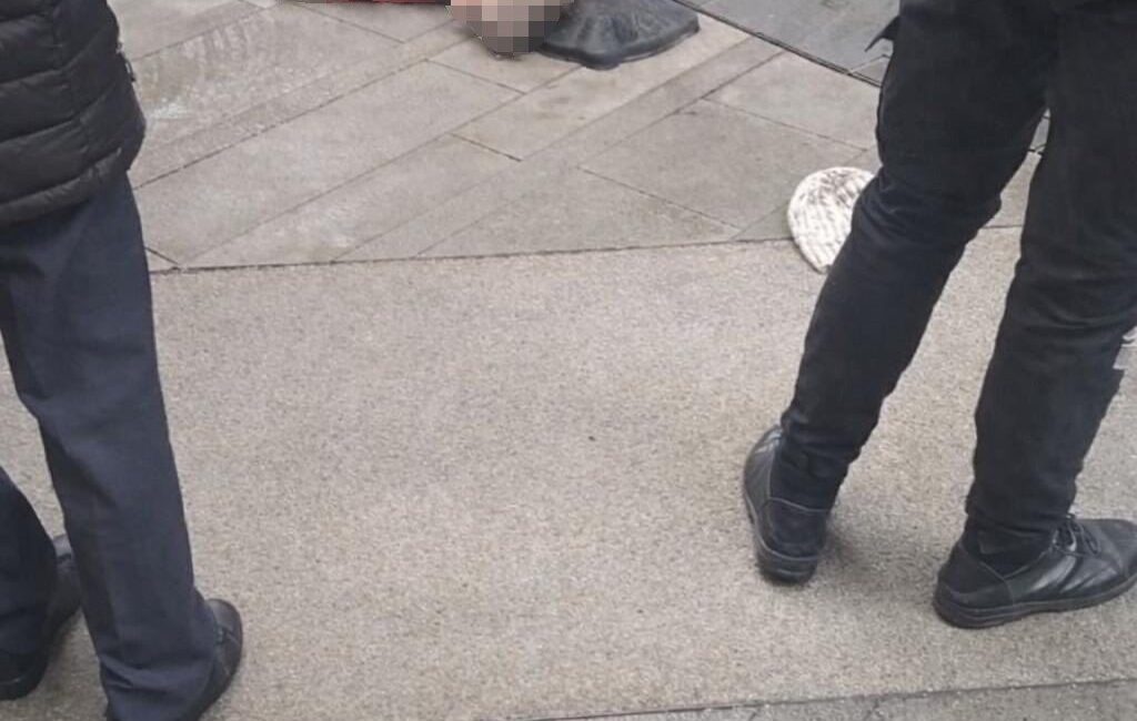 İstanbul Sarıyer’de yapımcı Erol Köse, 16’ncı kattan düşerek hayatını kaybetti.