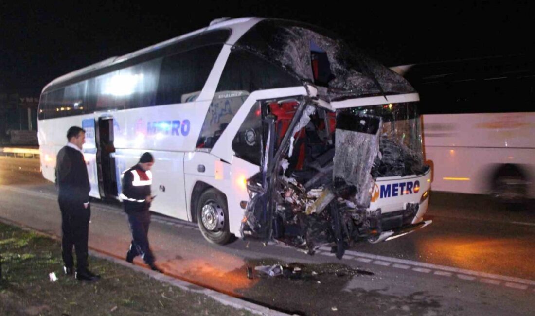 Amasya’da yolcu otobüsü ile tırın çarpıştığı kazada 11 kişi yaralandı.