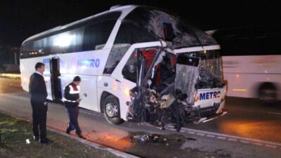 Amasya’da yolcu otobüsü ile tırın çarpıştığı kazada 11 kişi yaralandı.