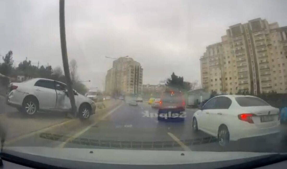 İstanbul Ataşehir’de kontrolden çıkarak refüje çıkan otomobil, elektrik direğini yerinden