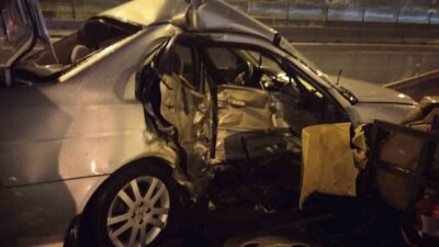 Ataşehir D-100 Karayolu’nda kontrolden çıkan bir otomobilin bariyerlere çarpması sonucu