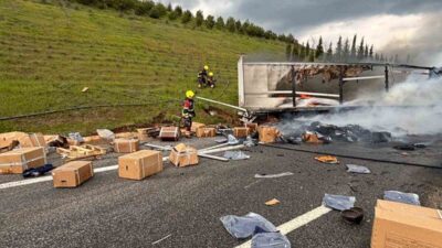 Balıkesir-İstanbul-İzmir yolu üzerinde bariyerlere çarpan tırın alev aldığı kazada 2