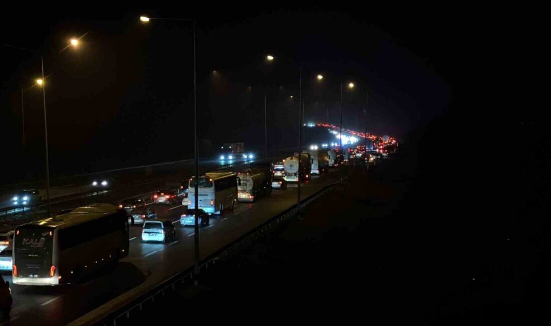 Tatil bölgelerinden veya memleketlerinden İstanbul’a dönüş yapan tatilciler TEM Otoyolu