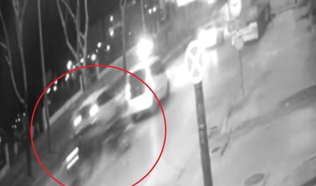 Bursa’nın Osmangazi ilçesinde hafif ticari araçla çarpışan otomobil, savrularak park