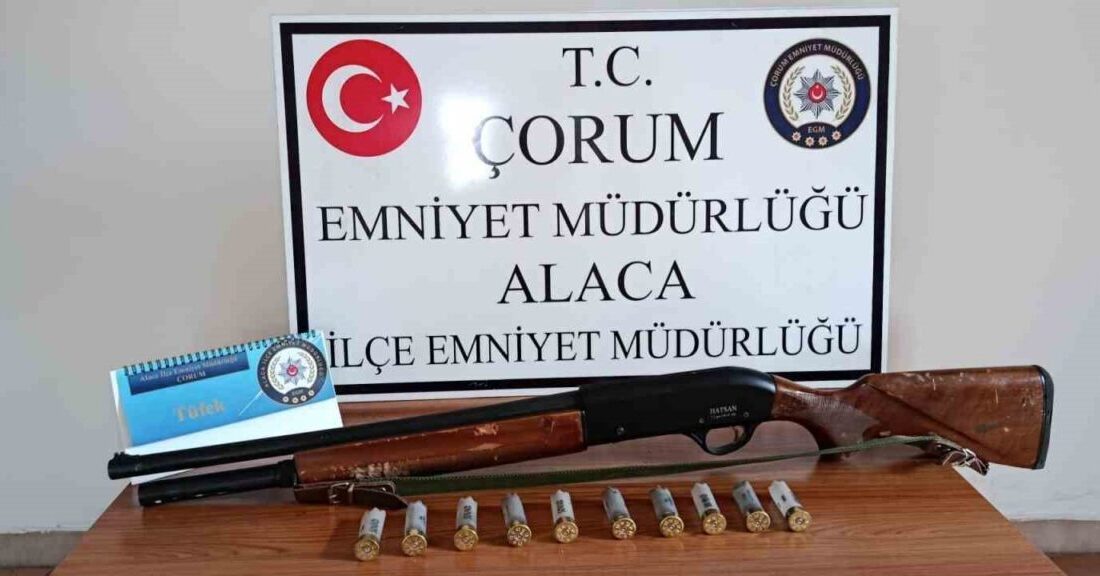 Çorum’un Alaca ilçesinde bir apartmanın penceresinden tüfekle ateş açan şüpheli,