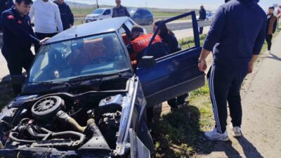 Çorum’un Alaca ilçesinde otomobilin bariyere çarpması neticesinde meydana gelen kazada