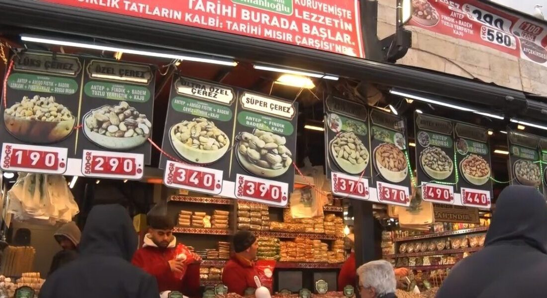İstanbul’da Ramazan Bayramı’na hazırlık yapan vatandaşlar, Eminönü’nde hareketlilik oluşturdu. İstanbul’un