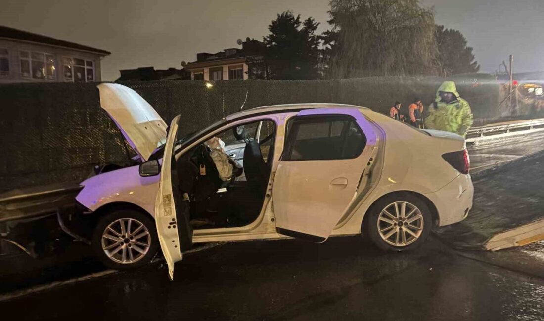 Eyüpsultan’da bir otomobil seyir halinde ilerlerken sürücüsünün direksiyon hakimiyetini kaybetmesi