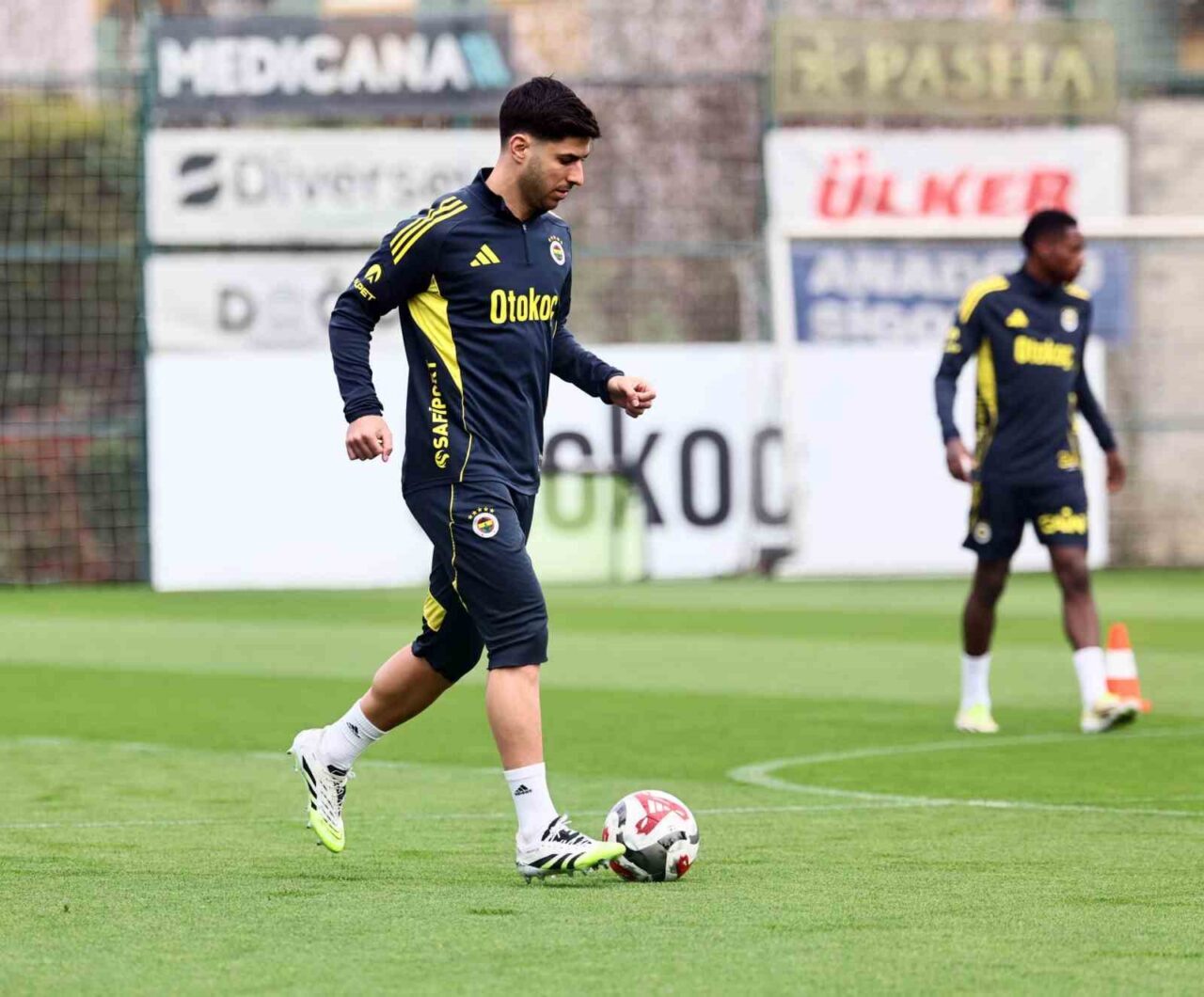 Fenerbahçe, hazırlıklarını bugün yaptığı antrenmanla sürdürdü. Fenerbahçe Can Bartu Tesisleri’nde,