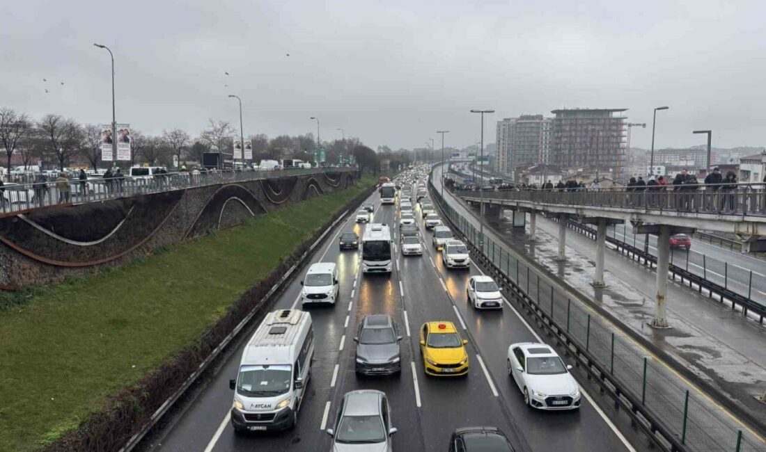 İstanbul’da bayram dönüşü, okulların açılması ve yağışın da etkisiyle trafikte
