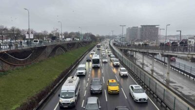 İstanbul’da bayram dönüşü, okulların açılması ve yağışın da etkisiyle trafikte