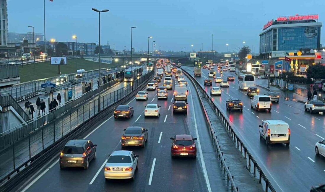 İstanbul’da bayram sonrası haftanın ilk günü sabah saatlerinde trafik yoğunluğu