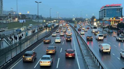 İstanbul’da bayram sonrası haftanın ilk günü sabah saatlerinde trafik yoğunluğu