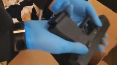 İstanbul’un Sancaktepe ilçesinde yasadışı silah kaçakçılarına yönelik bir araca ve