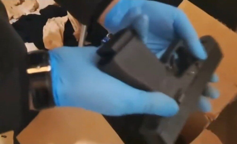 İstanbul’un Sancaktepe ilçesinde yasadışı silah kaçakçılarına yönelik bir araca ve