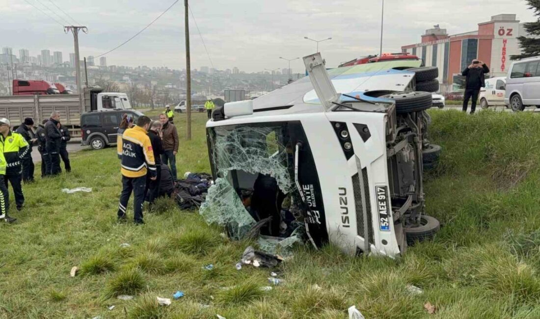 İstanbul’dan robot yarışmasından dönen Ünye Fen Lisesi öğrencilerini taşıyan midibüs