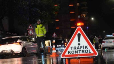 Kadıköy’de polis ekiplerince gerçekleştirilen trafik ve asayiş denetimleri, İstanbul’da güvenliğin