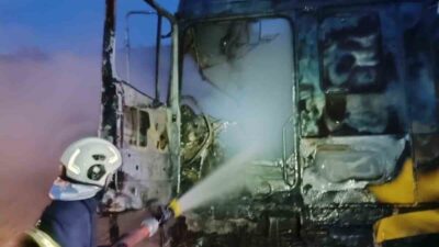 Kastamonu’nun Tosya ilçesinde seyir halindeki tırda yangın çıktı. Yangın, tırın