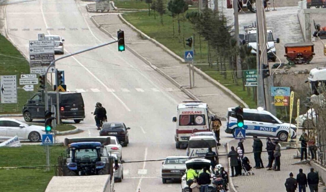 Samsun’un Vezirköprü ilçesinde bir otomobilin, kırmızı ışıkta bekleyen otomobile arkadan