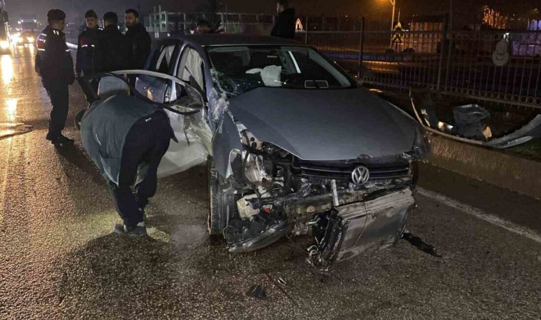 Bursa’nın İnegöl ilçesinde meydana gelen kazada kontrolden çıkan otomobil bariyerlere