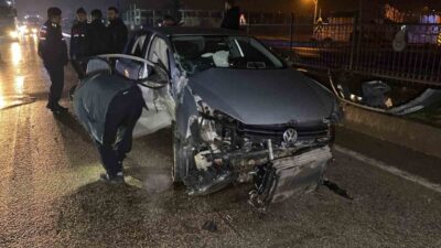 Bursa’nın İnegöl ilçesinde meydana gelen kazada kontrolden çıkan otomobil bariyerlere