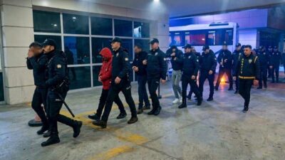 Kendilerini polis, hakim ve savcı olarak tanıtıp vatandaşları dolandıran şebekeye