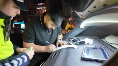 İstanbul’da trafik denetimlerini sürdüren ekipler, Kadıköy’de gerçekleştirdikleri uygulamada kurallara aykırı