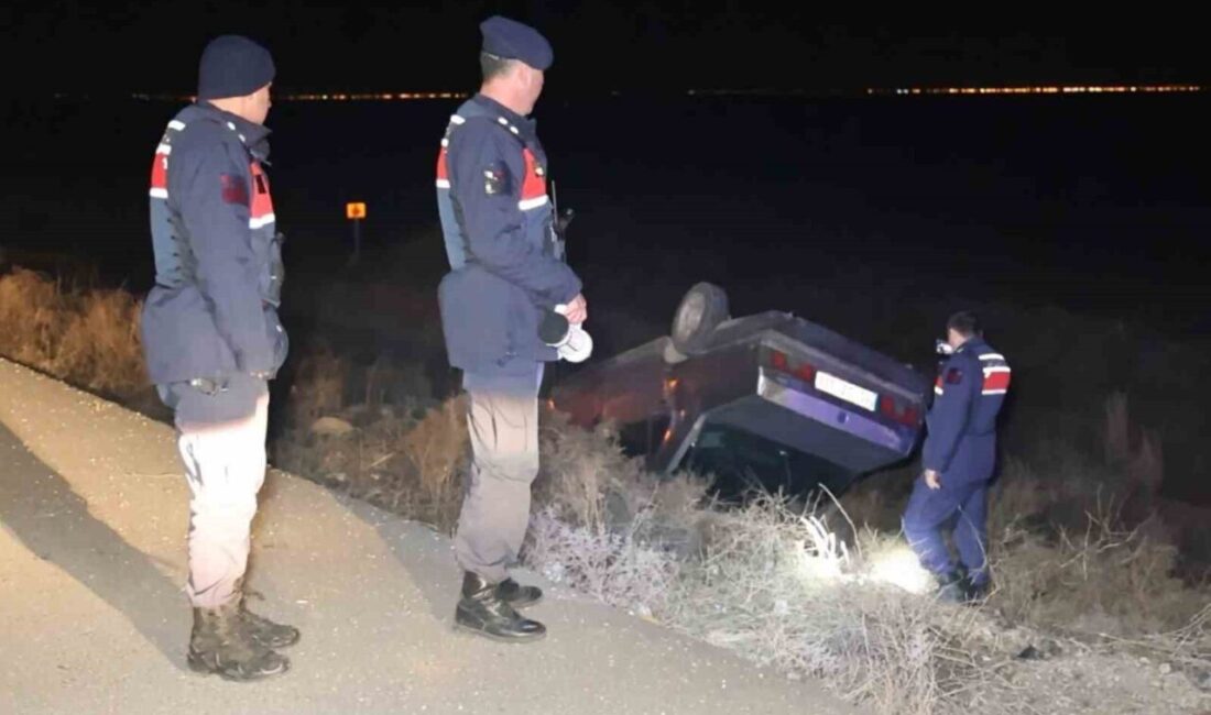 Aksaray’da sürücüsünün direksiyon hakimiyetini kaybettiği otomobil kontrolden çıkarak şarampole takla