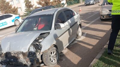 Samsun’un Vezirköprü ilçesinde iki otomobilin çarpıştığı kazada, sürücülerden birinin hem